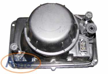 Вид фары сзади - электроразьем, регулировочные винты